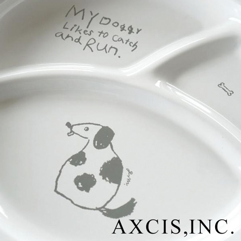 白色琺瑯分隔餐盤，印有灰色手繪風格的狗圖案，以及「MY Doggy Likes to catch and RUN.」字樣和骨頭圖案。