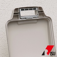 淺灰色塑膠製大容量掀蓋式垃圾桶，頂部有灰色防臭連結結構，背景為白色粗糙牆面。