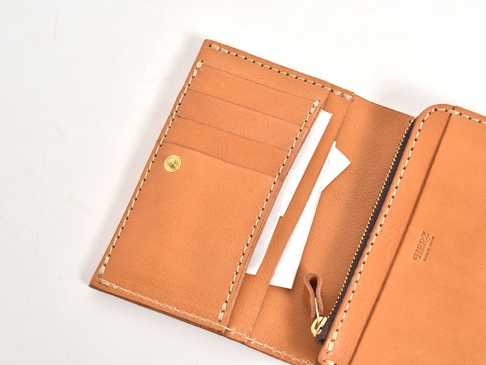 カードポケットの下の収納スペースは、レシートを入れたり、ここにもカードを収納したり自由にお使いいただけます。