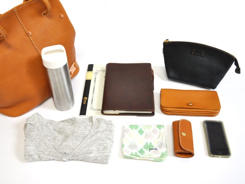 収納例:上着、水筒、ノート、手帳、ハンカチ、ダックスポーチ、トラベルウォレット、キーケース、i-Phone。