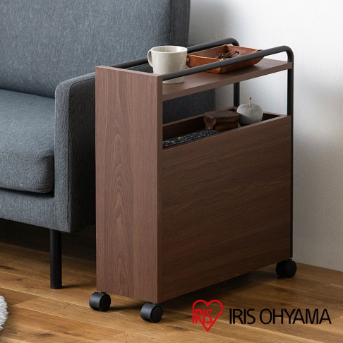 木紋色多功能收納推車，設有兩層置物架，頂層有黑色金屬邊框，擺放著白色馬克杯和皮革收納盒。下方開放式收納空間可放置遙控器、裝飾品等，底部配有四個黑色輪子。