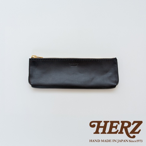 職人手作皮革經典收納筆袋 KP-25，黑色皮革製成，配有金色拉鍊。