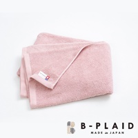 粉紅色 EVE 今治強韌薄手鱗紋浴巾，材質為棉，觸感柔軟，有鱗紋織法，角落帶有品牌標籤。