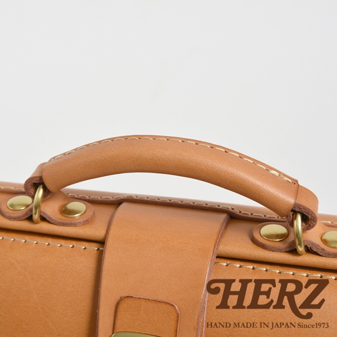 HERZ 品牌標誌和HAND MADE IN JAPAN Since1973字樣，以及精緻的皮革手提包細節