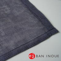 深藍色蚊帳布材質的網狀收納袋，有縫線包邊，質地輕薄透氣。