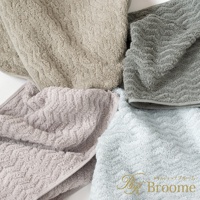 Broome 品牌柔韻波紋設計的甘撚紗迷你浴巾，展示四種柔和色彩，包括米色、灰色、淡紫色和淺藍色，織物呈現精緻的波浪圖案。