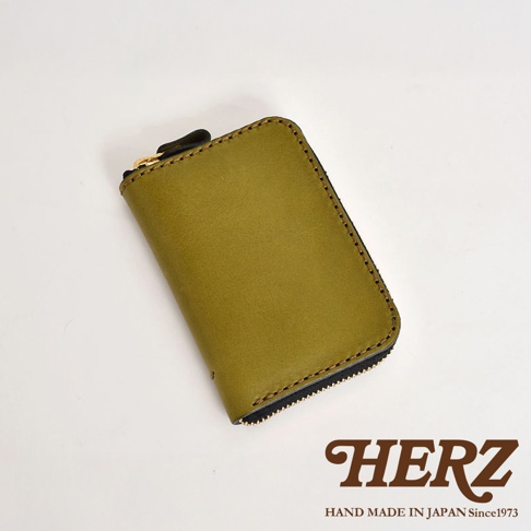 職人手作橄欖綠皮革多用途收納鑰匙包，拉鍊開合，精緻縫線，簡約實用。