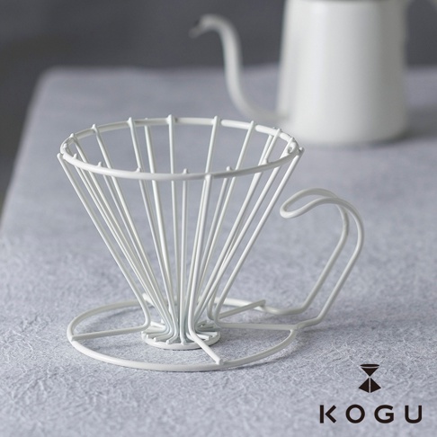 白色極簡鏤空線條設計的日製18-8不鏽鋼咖啡濾杯，線條呈錐形，帶有提把，底部有圓形支撐。