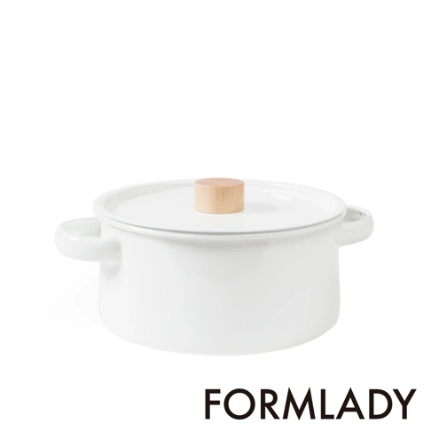 白色琺瑯雙耳湯鍋，附有木質鍋蓋頭，鍋身圓潤，設計簡潔。