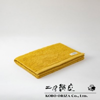 黃色超細纖維毛巾，高密度織法，觸感柔軟，產品標籤清晰可見。