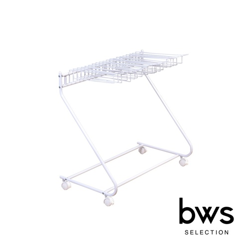 白色金屬多功能落地移動褲架，帶有Z字型支架和四個滾輪，頂部有網格狀的衣架，可懸掛多條褲子。