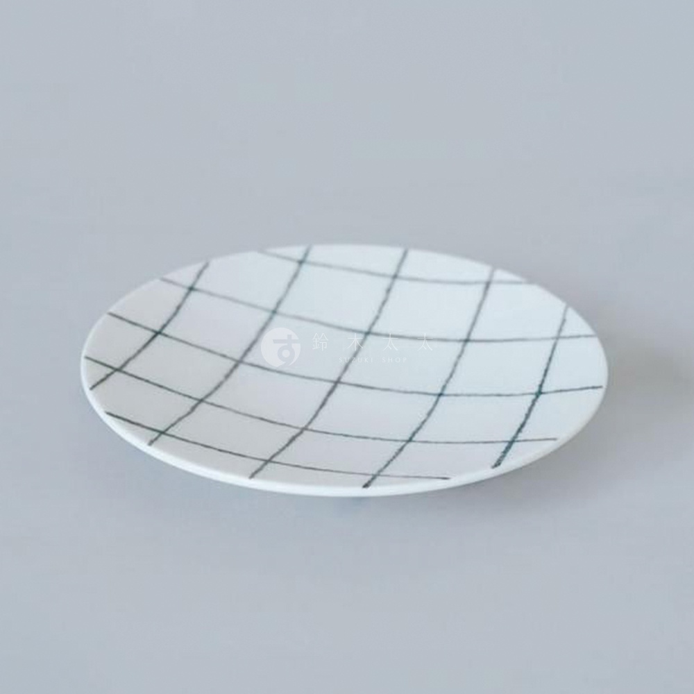 美濃燒手繪點心盤，白色盤面飾有簡約的黑色網格線條，材質為陶瓷。