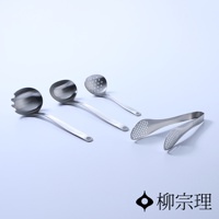 銀色不鏽鋼製服務夾，有孔設計，搭配三支湯勺，其中兩支湯勺帶有密集細孔，一支湯勺為三叉狀。