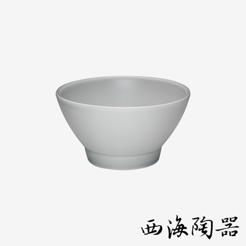 波佐見燒 Common 溫彩輕量飯碗，一色，簡潔設計，陶瓷材質，碗身呈錐形，底部有階梯狀收窄。