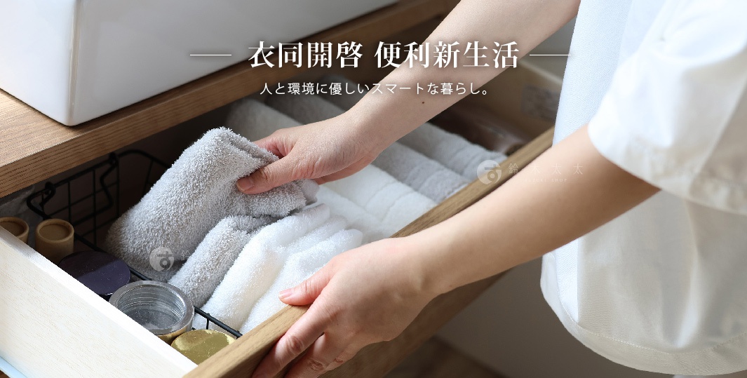 一雙手正在從抽屜裡拿取一條灰色、薄款、材質柔軟的迷你毛巾，抽屜裡整齊地擺放著多條白色與灰色的同款毛巾。