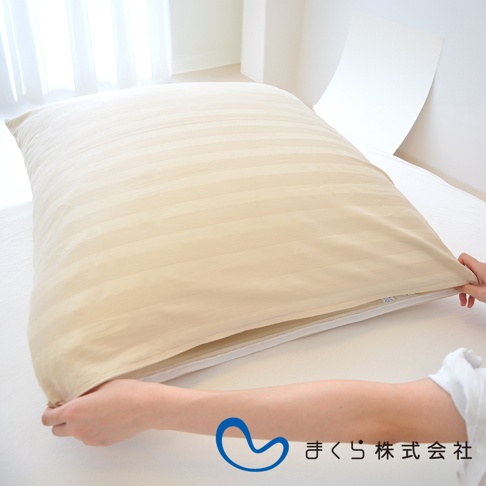 淺米色條紋的特製柔彈午睡枕專用枕套，由細緻織紋的布料製成，拉鍊式設計方便更換。