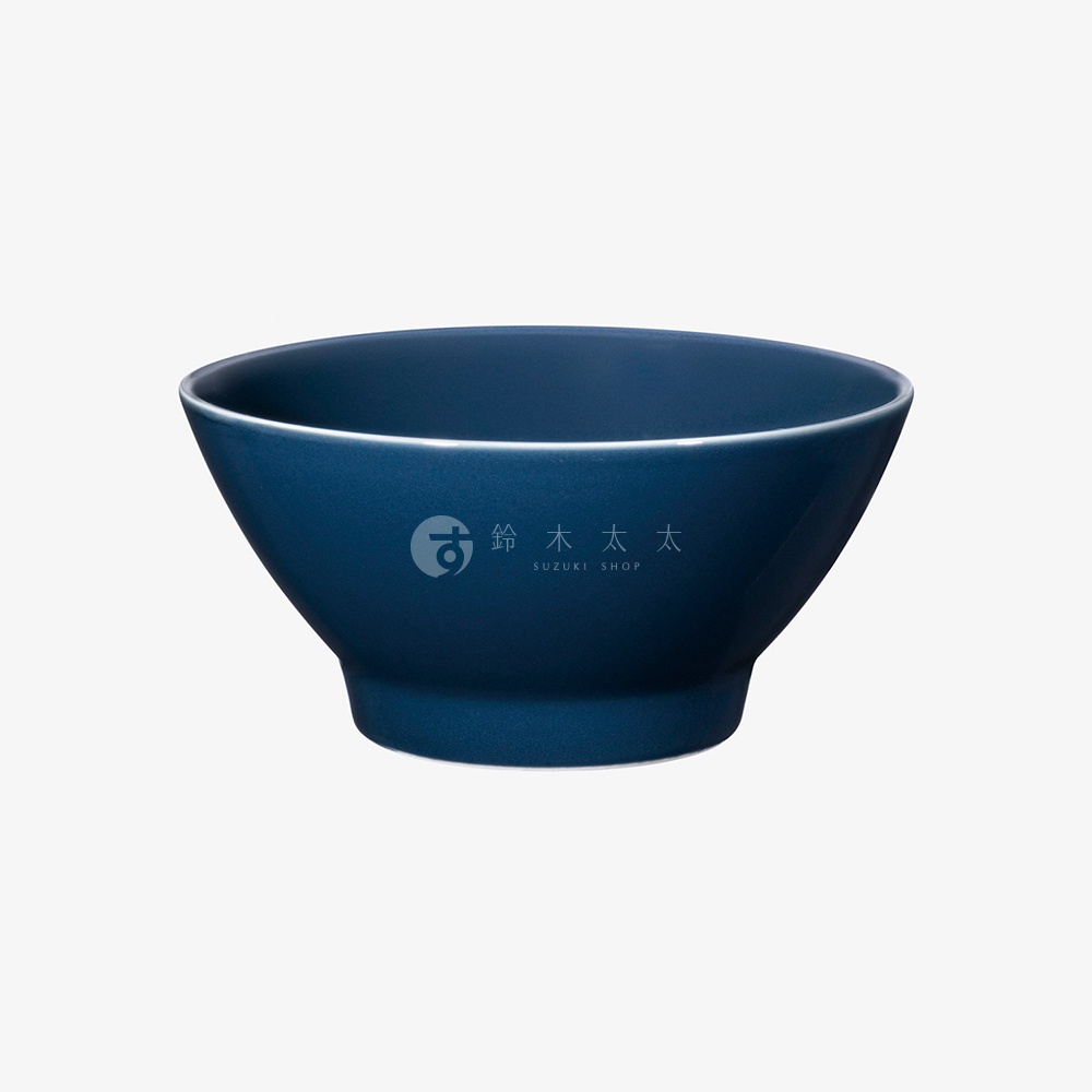 一個深藍色的波佐見燒陶瓷料理丼碗，直徑18公分，碗身呈現傾斜設計，邊緣有白色細線裝飾，碗壁上印有「SUZUKI SHOP」的白色標誌。