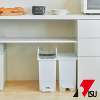 兩個SOLOW踩踏對開分類垃圾桶，白色，20L容量，塑膠材質，帶有腳踏板設計，方便開合，適合廚房或居家空間。