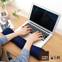 深藍色減壓護腕枕，柔軟材質，可支撐手腕，搭配筆記型電腦使用。