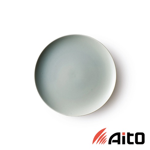 CouLeur 美濃燒簡約素雅質感圓餐盤 M，淺藍色調，陶瓷材質，圓形平盤，邊緣帶有細微金屬光澤。