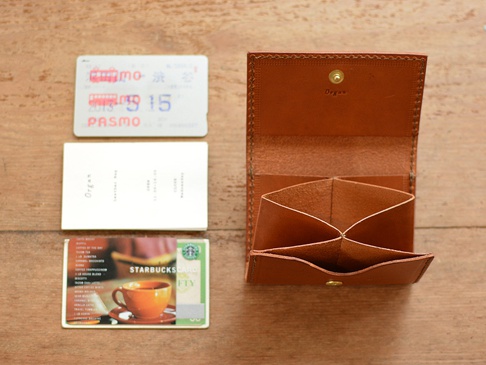 職人手作皮革Organ證件分類收納夾，寬版，淺棕色皮革，內部隔層設計，附有金色釦子，展示夾內放有PASMO卡、Organ品牌卡和星巴克會員卡。