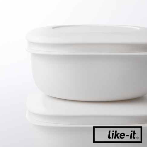 兩個白色簡約雙層蒸氣循環保鮮盒堆疊，底部保鮮盒有蓋，頂部保鮮盒蓋子半開。