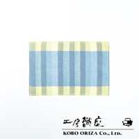 今治格紋手帕，採用藍色、淺藍色與鵝黃色直條紋設計，布料紋理清晰，質感細緻。