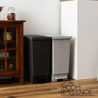 兩個北歐風格的簡約垃圾桶，一個為黑色帶有白色斑點，另一個為灰色，均配有腳踏板和蓋子，放置在木質地板上。