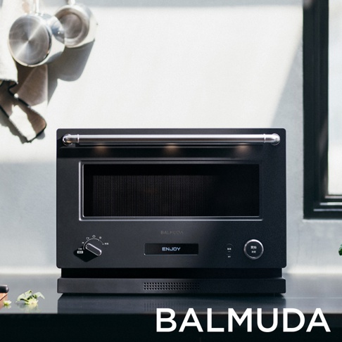 The Range 20L微波烤箱，黑色，配有銀色金屬把手和黑色控制面板，上面有旋鈕、按鈕和顯示螢幕。