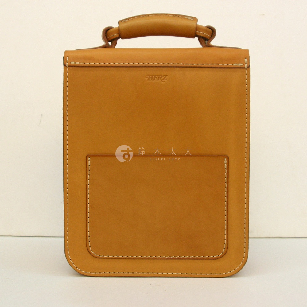 職人手作皮革單肩兩用小方包，天然皮革材質，卡其色，正面有縫線細節與一個方形外袋，上方有提把。