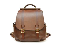 棕色皮革雙扣後背包，帶有頂部提把和可調節肩帶。