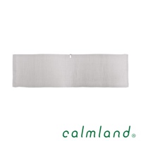 一條淺灰色無撚紗質長毛巾，質地Q彈，表面有細緻的紋理，中間有一小標籤，適合居家使用。