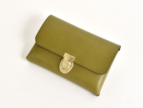 橄欖綠皮革製成的手工小卡片收納夾，帶有金色金屬鎖扣。