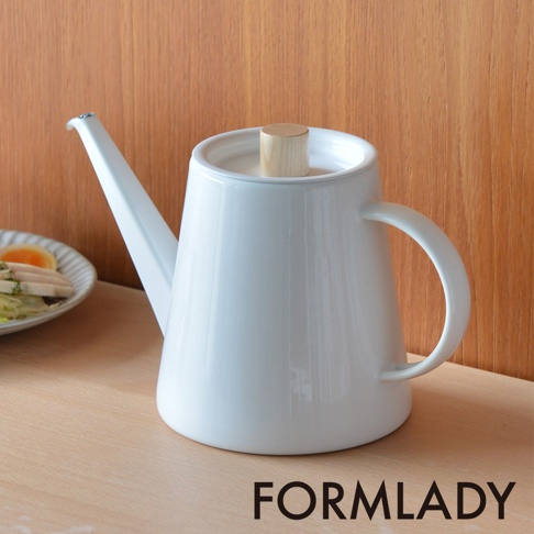 小泉誠 kaico 日製琺瑯細口手沖壺，白色琺瑯壺身，搭配木質壺蓋頭，細長壺嘴設計，適合手沖咖啡。