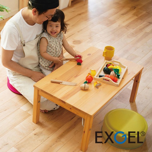 黃色圓形墊高座墊，材質看起來是布面，底部有EXCEL Logo。