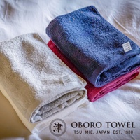 津OBORO品牌，百年之極摩登復古風細纖毛巾4入組，包含藍色、粉色和灰色毛巾，並印有品牌標誌與地址