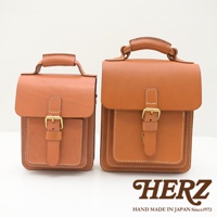 兩款棕色皮革單肩兩用小方包，均有翻蓋設計、金屬扣環及皮革束帶，以白色背景呈現。