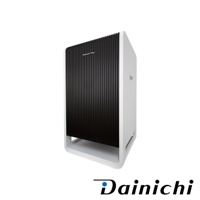 白色機身搭配黑色直條紋面板的HYBRID混合式空氣清淨機，整體呈長方體，頂部面板印有「Dainichi Plus」字樣，底部有開放式進氣口。