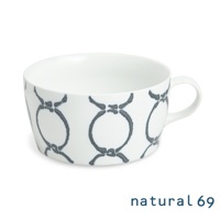 白色陶瓷湯杯，附有手繪的深灰色圓形與連接線條圖案，杯身一側有把手。