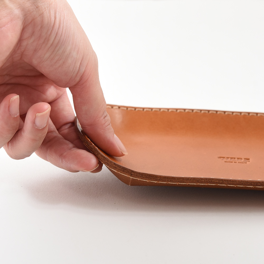 職人手作皮革小物收納盤 KZ-1，淺棕色皮革，縫線整齊，質感細膩。