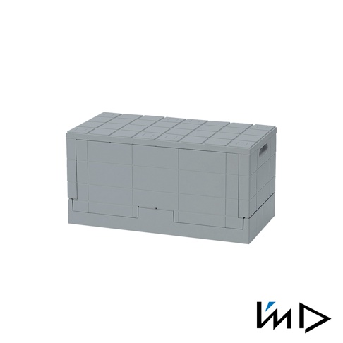 灰色塑膠格子磚紋可堆疊摺疊收納椅，兩側有提把，椅蓋表面為格子紋路，椅身由多個長方形板塊組成，可折疊收納。