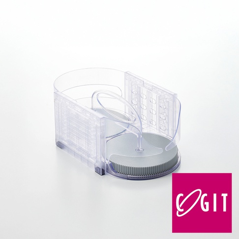 透明塑料製的多功能橢圓旋轉調味收納盤，設有兩個銀灰色圓盤，盤身兩側為透明隔板，帶有方便提取的透明提把，適合收納各種調味罐。