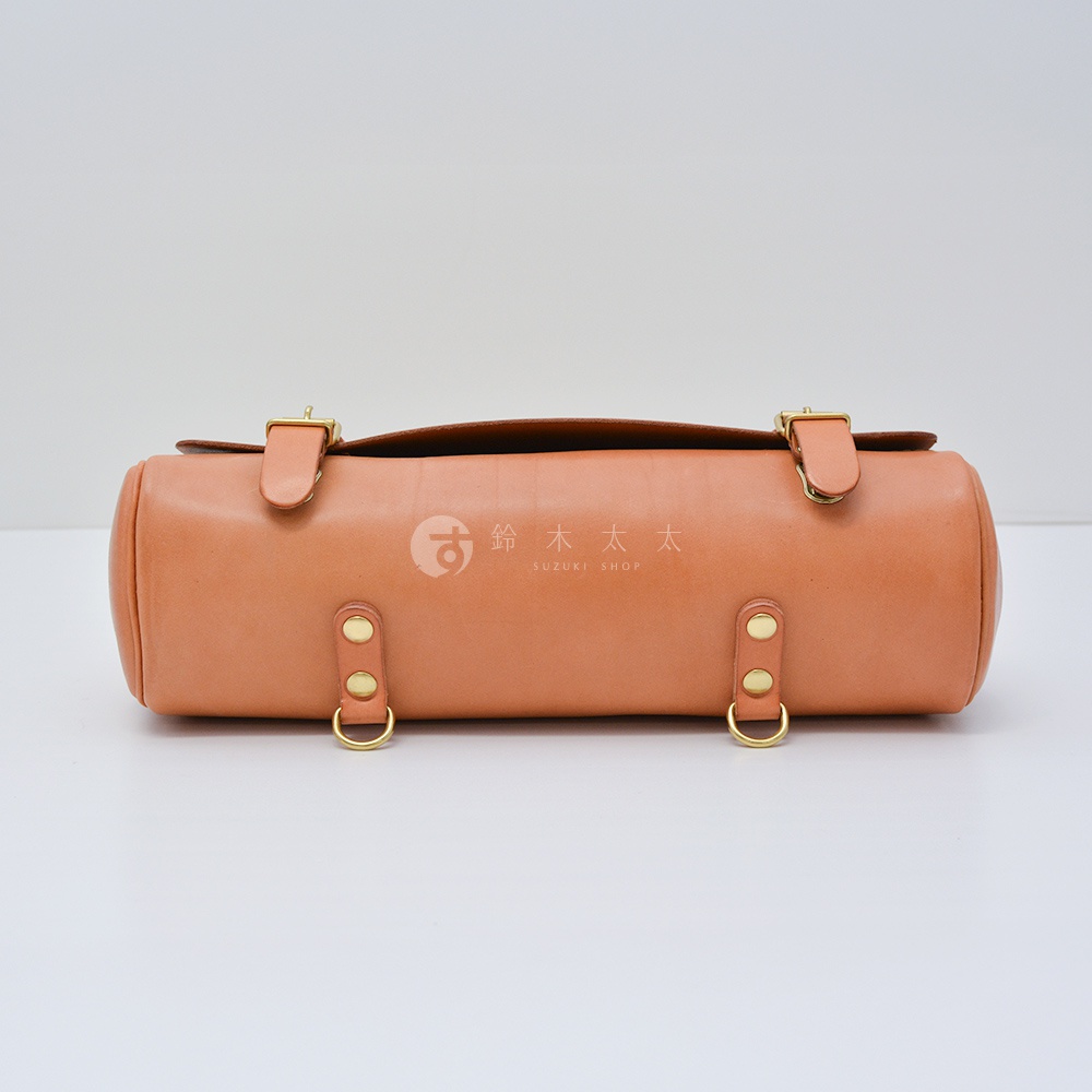 日本HERZ職人手作皮革屋瓦風側背包CW-147，棕色圓筒造型皮包，配有金屬扣環及掛環。