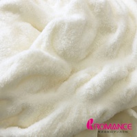 Aurora奶霜泡泡柔彈四季毯，米白色，蓬鬆柔軟的織物紋理，材質看起來厚實溫暖。