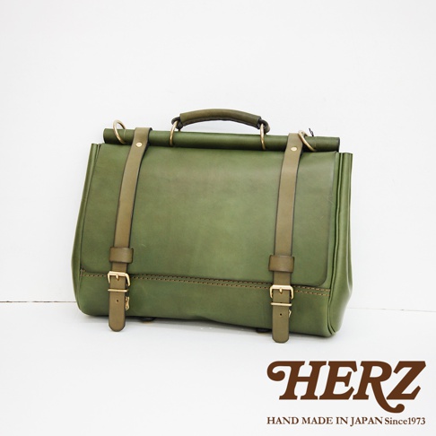 日本HERZ職人手作綠色皮革側背包，配有金屬釦環與皮帶裝飾