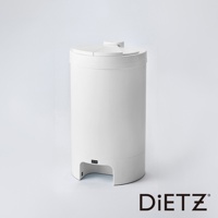 簡約白色圓柱形自動感應靜音垃圾桶，頂部有可開合的圓形蓋子，底部有金屬質感的支架和電源開關，整體材質為塑膠。