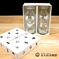 透明玻璃牛奶瓶，一組兩個，分別印有狗和貓的白色圖案，附有動物圖案的白色禮盒。