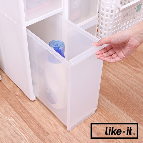 白色磨砂塑料抽屜式夾縫收納櫃，其中一個抽屜被拉開，展示裡面裝有一瓶藍色瓶蓋的清潔劑。