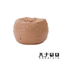 皮革款懶骨頭沙發，洋蔥式設計，呈現圓潤飽滿的造型，表面為光滑的淺棕色皮革材質，頂部有收束的開口設計。