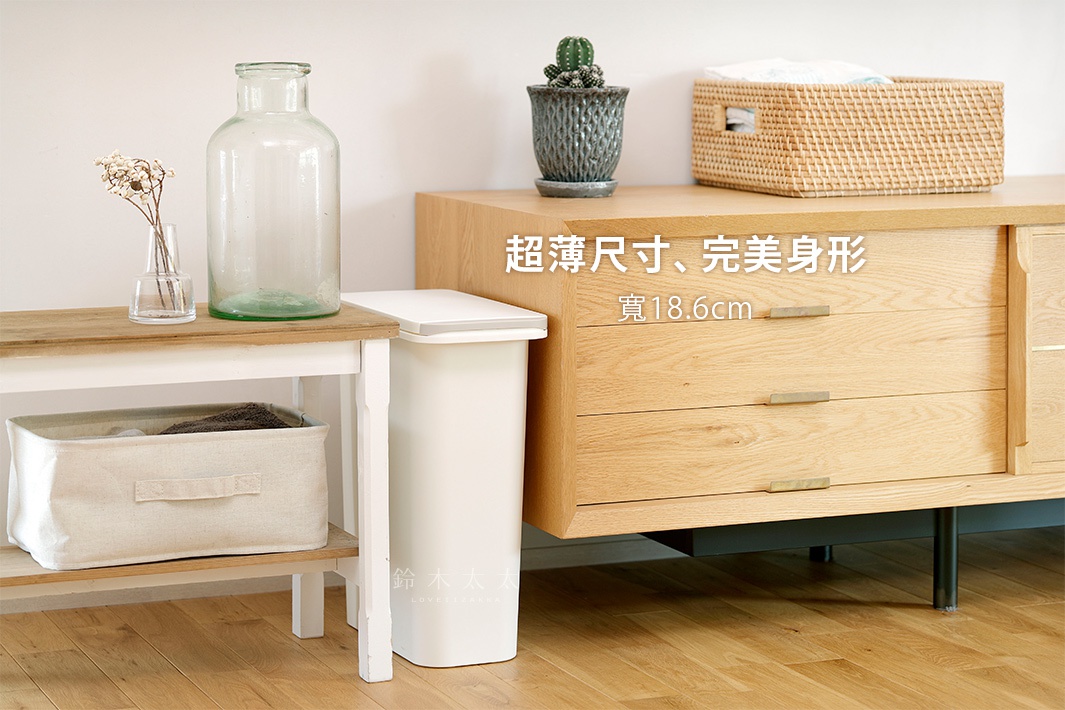 H&H系列防臭按壓式垃圾桶20L (白色)，為光滑圓潤的白色塑膠材質，帶有簡約的按壓式開關頂蓋，造型現代。